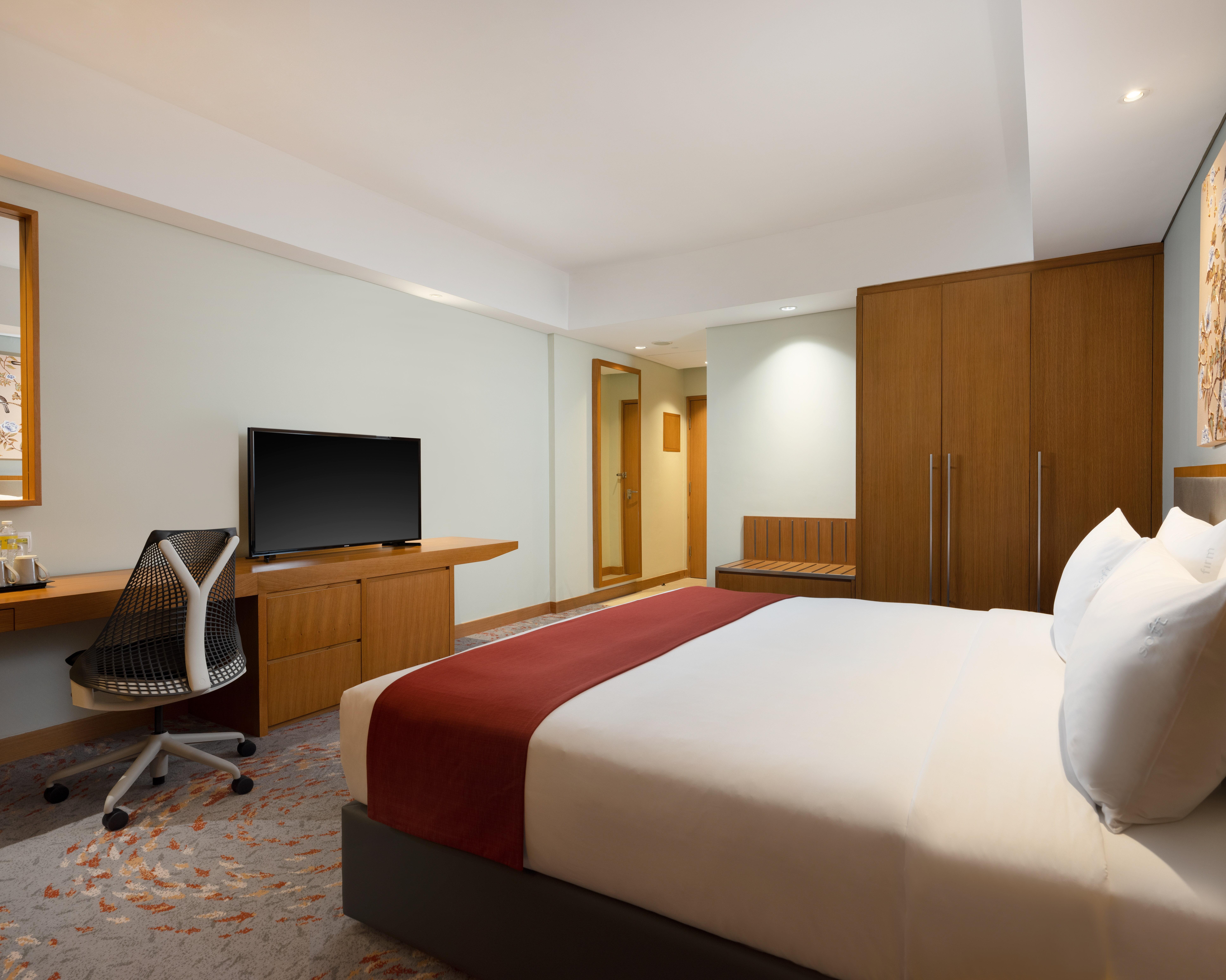 Holiday Inn & Suites Jakarta Gajah Mada, An Ihg Hotel Exterior photo